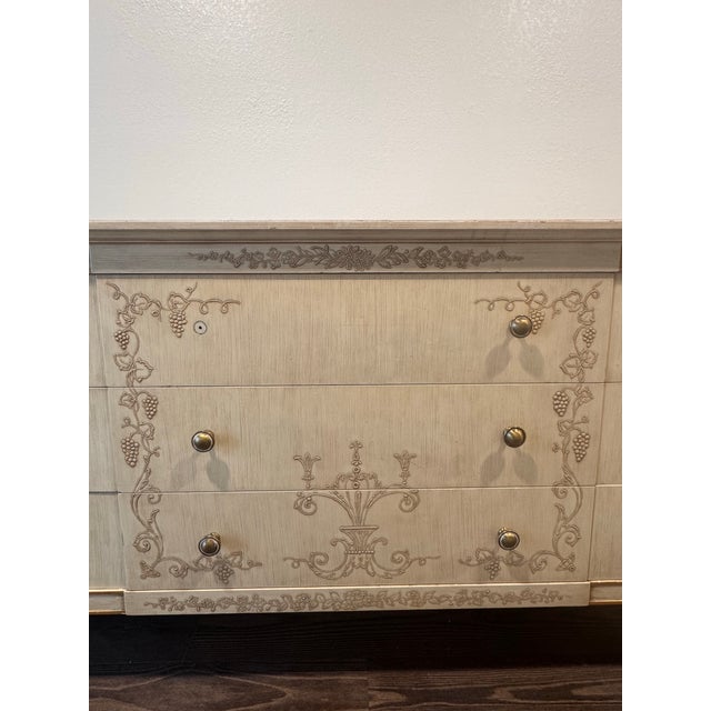 French Provincial Vintage John Widdicomb Cream & Gold Bedroom Suite W/ Mirror & Nightstands – Original Condition For Sale - Image 3 of 12
