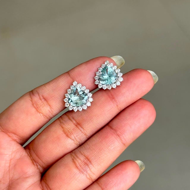 English 1900th Century Inspired 18k Gold Trillion Aquamarine Earrings With Diamonds, 3.55ct- A Pair For Sale - Image 3 of 15