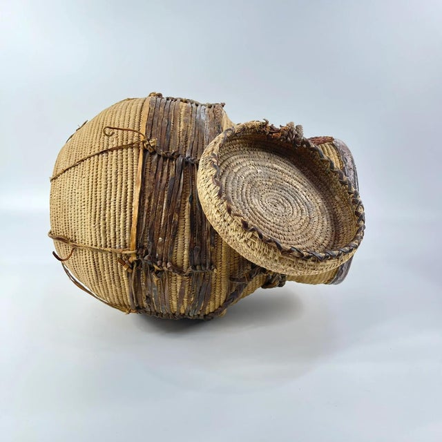 Tan Early 20th Century Luo Basket with Lid MATTER COLLECTION For Sale - Image 8 of 10