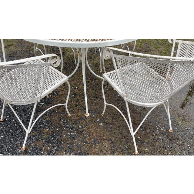 Mid 20th Century Russell Woodard Round Mesh Patio Table & 4 Chairs Set For Sale - Image 6 of 12