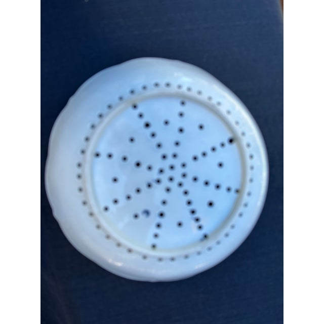 Chinoiserie 18th Century First Period Worcester Porcelain "Pine Cone" Cress Strainer Set For Sale - Image 3 of 16