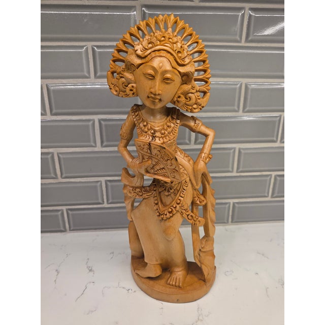 Late 20th-Century Balinese Modernist Wood Carving of a Janger Fan Dancer – 13.5-Inch Decorative Sculpture For Sale In Phoenix - Image 6 of 11