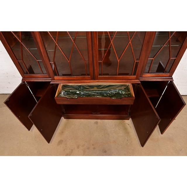 Wood Baker Furniture Historic Charleston Georgian Inlaid Mahogany Lighted Breakfront Bookcase Cabinet For Sale - Image 7 of 14