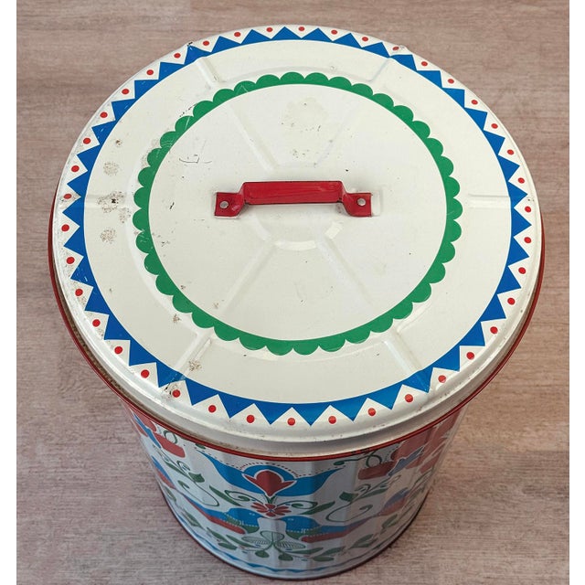 Off-white Vintage Farmhouse Pennsylvania Dutch Tin Waste Garbage Can W/ Lid For Sale - Image 8 of 13