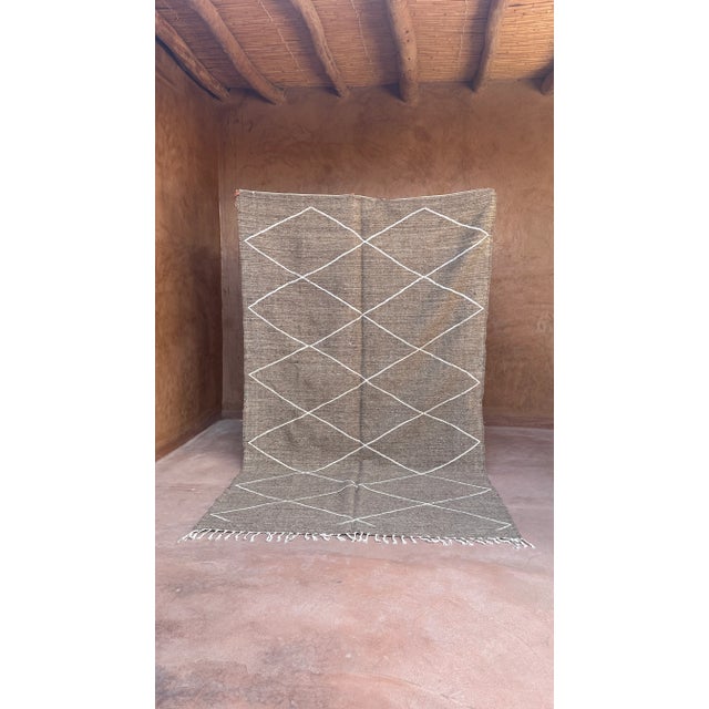 Mid-Century Modern Flatweave Moroccan Kilim Rug - 9.6 X 5.91 Ft For Sale - Image 4 of 9
