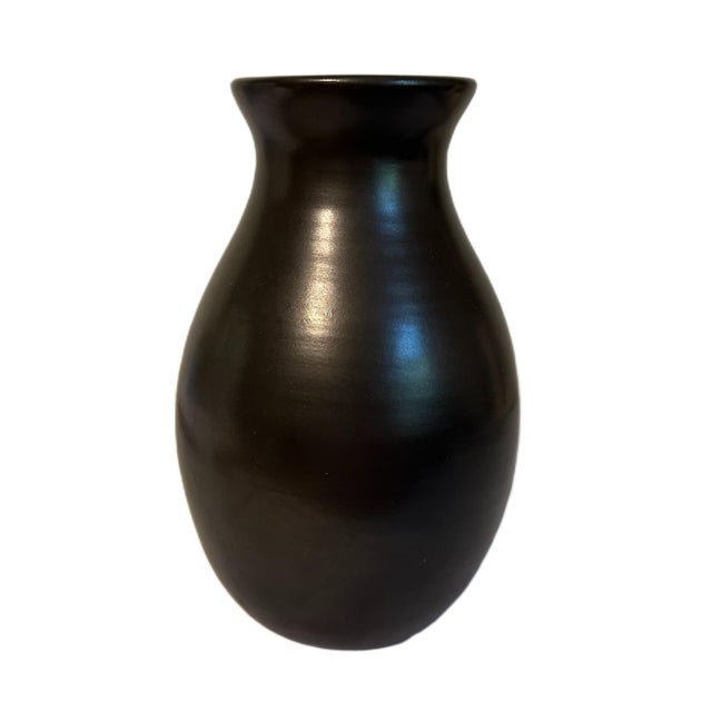 1980s Vintage 1983 Leigh Smith Winged Nation Sacred Circle Mohawk Art Pottery Vase For Sale - Image 5 of 6