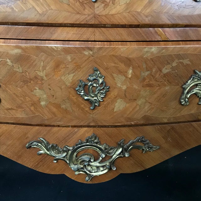 French Louis XV Marquetry 19th Century Walnut Commode With Marble Top For Sale - Image 9 of 12
