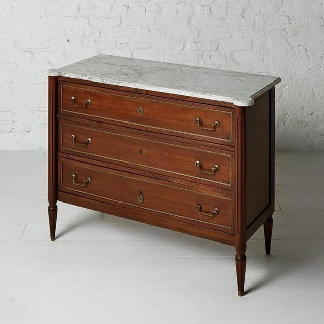 French 19th Century Belgian Louis XVI Mahogany and White Marble Top Three-Drawer Chest For Sale - Image 3 of 5