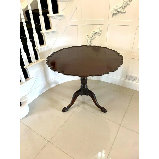 Outstanding quality antique George III mahogany centre table having a wonderful figured mahogany tilt top with a pie crust...