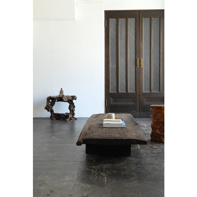 In the world of Japanese and Chinese antiques, stands and chairs made by leaving tree roots or burls in their natural form...