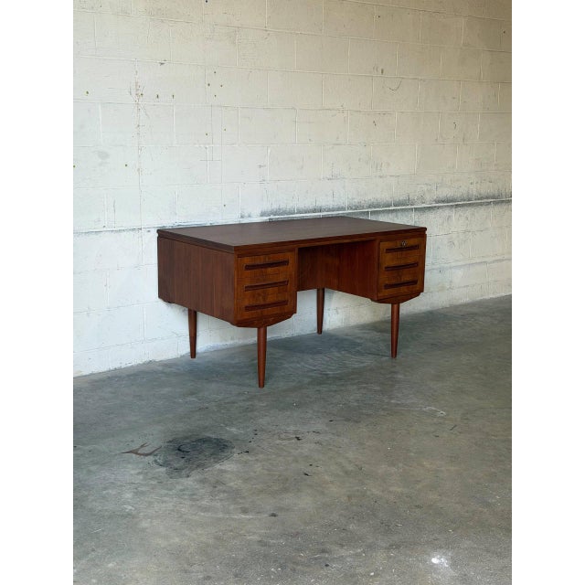 This double pedestal executive desk features six drawers alongside a drop-down cabinet on the reverse side. Sculpted lip...