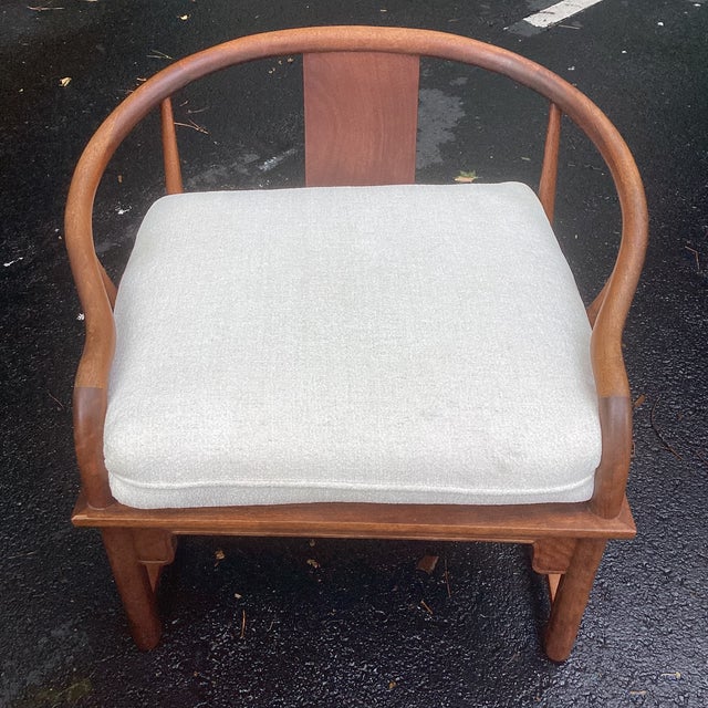 Mid-Century Modern 1960s Pair of Michael Taylor for Baker Attributed Walnut Horseshoe Lounge Chairs in Off White Boucle For Sale - Image 3 of 8