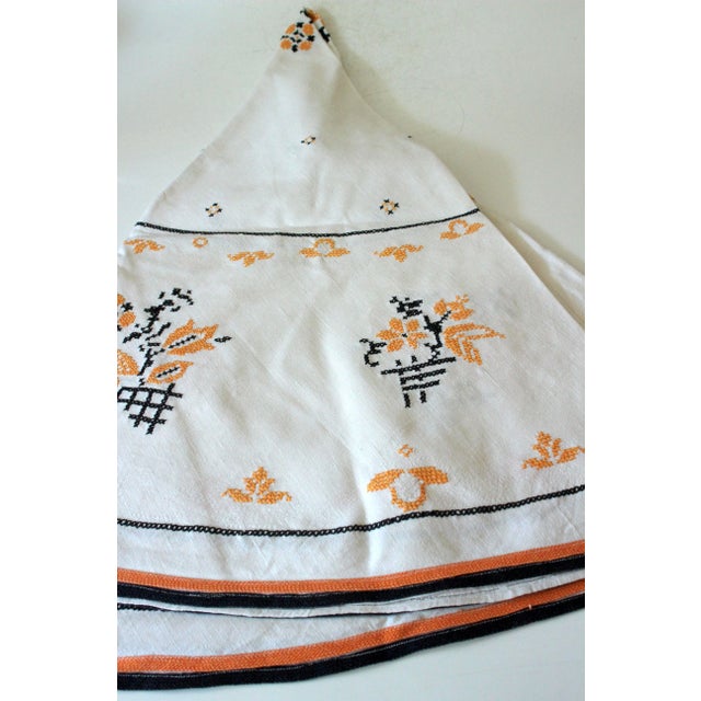1960s 1960s Vintage - Linen and Cotton Round White Tablecloth With Hand Embroidered Cross Stitch Pattern For Sale - Image 5 of 8