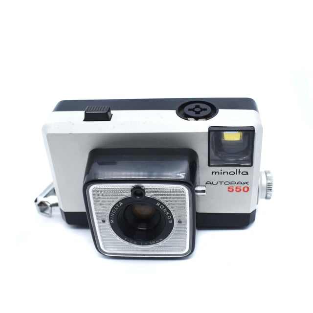 Capture a slice of 1960s photographic history with this sleek Minolta Autopak 550. A prime example of mid-century Japanese...