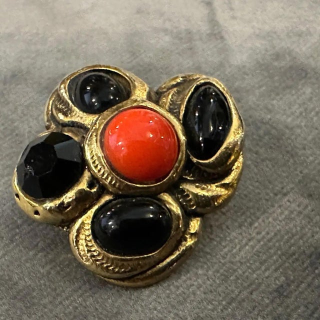 1980s Costume Jewelry Gilt Metal and Enamel Italian Earrings For Sale - Image 4 of 9