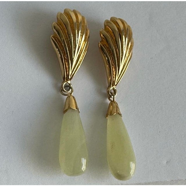 Art Deco Vintage Shell Drop Earrings Jade Green Stone Teardrop Gold Tone Seashell Pierced Post For Sale - Image 3 of 9