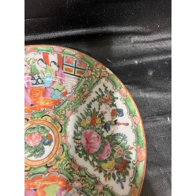 Chinoiserie Antique Chinese Rose Medallion Porcelain Plate For Sale - Image 3 of 9