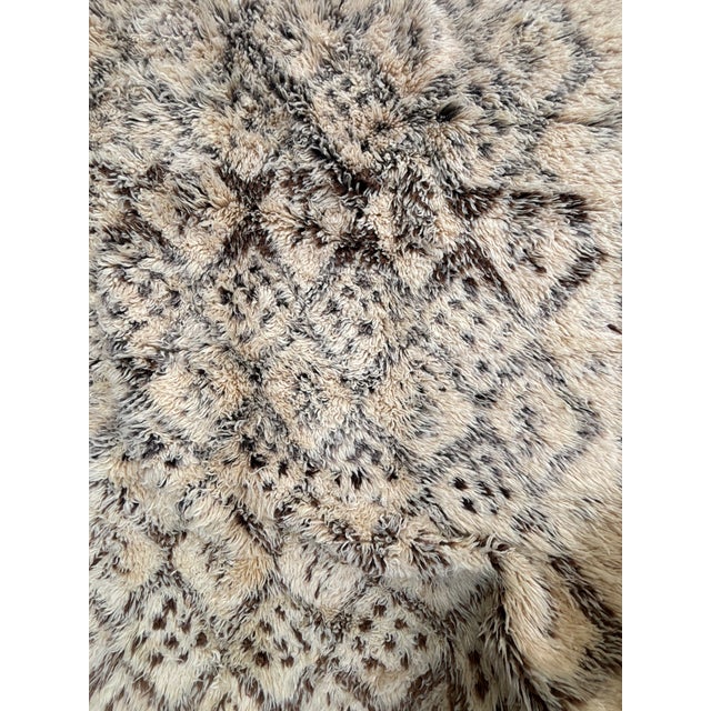 Berber Tribes of Morocco Large Vintage Moroccan Beni Ouarain Marmoucha Rug – Hand Knotted Berber Wool Carpet – Ivory Tribal Atlas Rug For Sale - Image 4 of 12