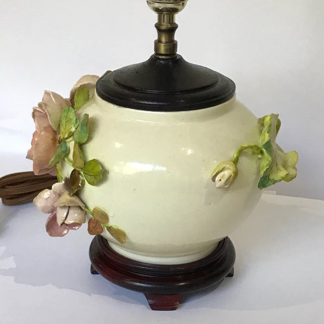 Ceramic 1880 Cincinnati Art Pottery Tj Wheatley Barbotine Converted Oil Lamp to Table Lamp For Sale - Image 7 of 10