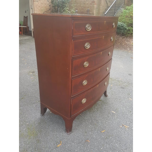Wood Late 20th Century Vintage Traditional Duncan Phyfe Hepplewhite Style Bow Front Chest of Drawers For Sale - Image 7 of 10