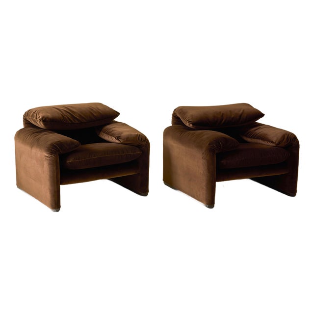 A Vico Magistretti "Maralunga" Chair in New Velvet, Cassina, 1970's. For Sale