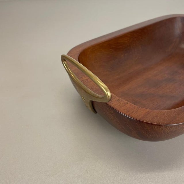 Wood Large Brutalist Teak Bowl with Brass Handles attributed to Carl Auböck, Austria, 1950s For Sale - Image 7 of 18