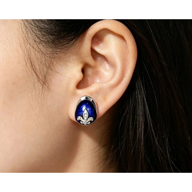 Traditional Late 20th Century 18K White Gold Fleur de Lis Enameled Earrings by Hidalgo, Pair For Sale - Image 3 of 3