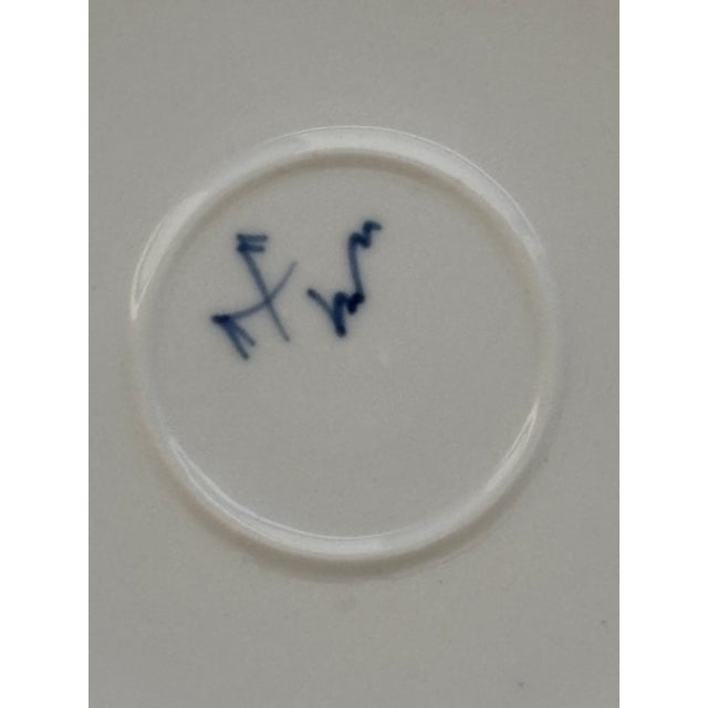 Meissen Porcelain Mid-19th Century Rauenstein "Straw Flower" Blue & White Fluted Porcelain Plate For Sale - Image 4 of 11