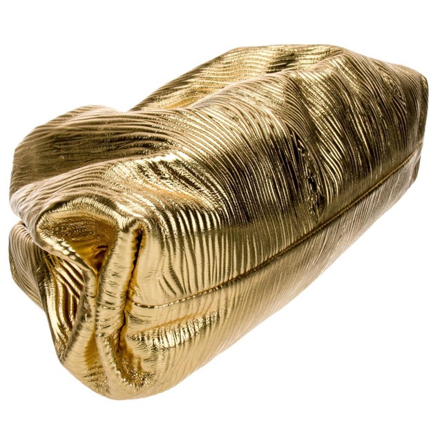 2019 Bottega Veneta Pouch Gold Oro Oversized Large Bark Leather Clutch For Sale - Image 10 of 12