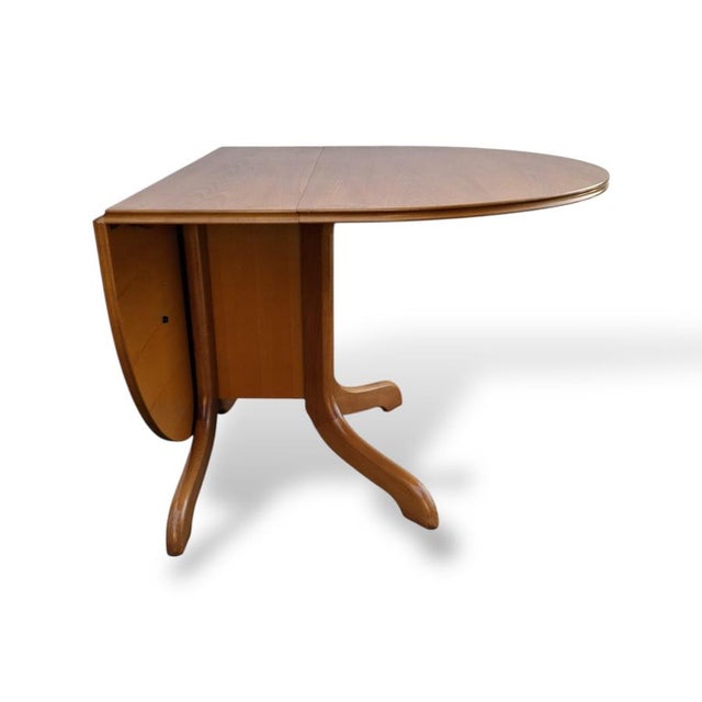 Mid-Century Oval Drop Leaf Gateleg Dining Table in Teak from Morris of Glasgow, 1970s, in Very Good conditions. Designed...