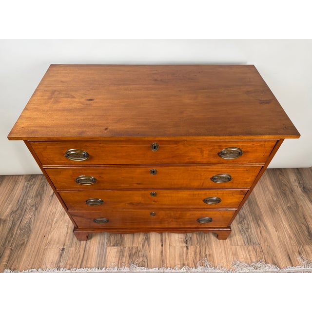 Early 19th Century Pennsylvania Federal Cherry Four-Drawer Chest With Satinwood String Inlay, Circa 1800–1820, Attributed For Sale - Image 5 of 13