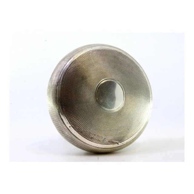 Silver Snuff Box in Guilloche Silver with Monogram Plaque and Soap-Shaped Pressure Lid For Sale - Image 8 of 9