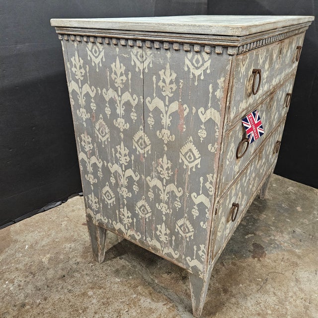 Late 19th Cenutry Grey & White 3 Drawer Italian Style Commode With Dental Molding Accent For Sale - Image 17 of 18