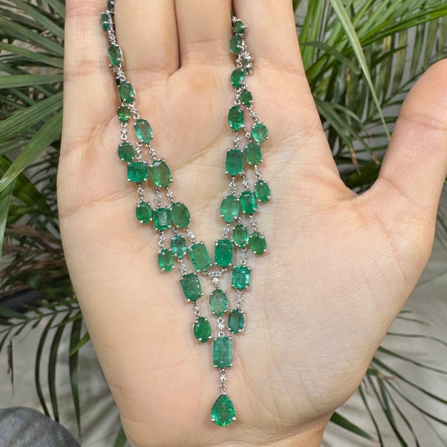 Contemporary 18k White Gold 22.17ct Natural Emerald Chandelier Vintage Necklace With Diamonds For Sale - Image 3 of 16
