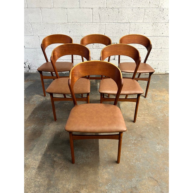 These Danish mid century modern teak chairs are simply stunning. Produced in linited numbers at the Randers Mobelfabrik,...