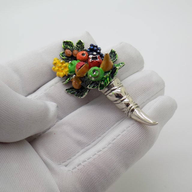A fascinating and symbolic piece, this vintage Italian cornucopia figurine embodies the traditional motif of abundance,...