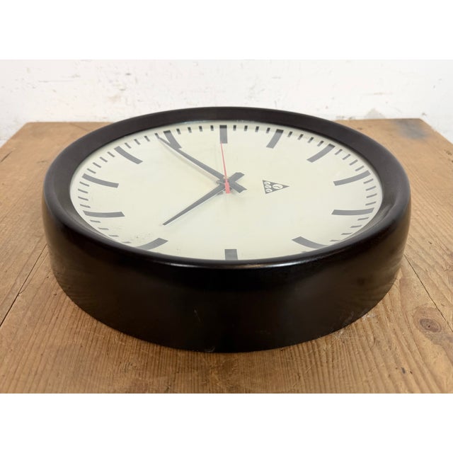 Industrial Brown Bakelite Factory Wall Clock from Pragotron, 1960s For Sale - Image 11 of 17