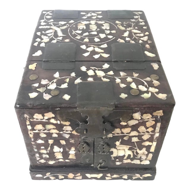 Chinese Qing Dynasty Mother of Pearl Shell Inlay Hardwood Jewelry Box With Shell For Sale