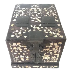 Chinese Qing Dynasty Mother of Pearl Shell Inlay Hardwood Jewelry Box With Shell
