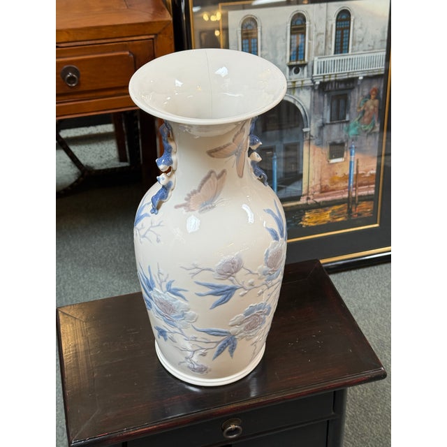 Julio Ruiz for Lladró Peking Vase With Butterfly For Sale In San Francisco - Image 6 of 12