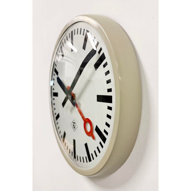 Mid-Century Modern Grey Industrial Wall Clock from TN, 1960s For Sale - Image 3 of 18