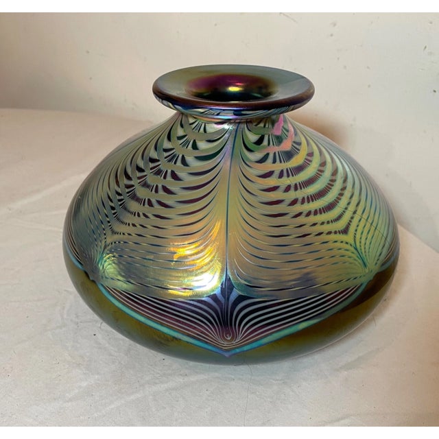 Green Large Hand Blown Stuart Abelman 1987 Iridescent Pulled Feather Aurene Glass Vase For Sale - Image 8 of 13