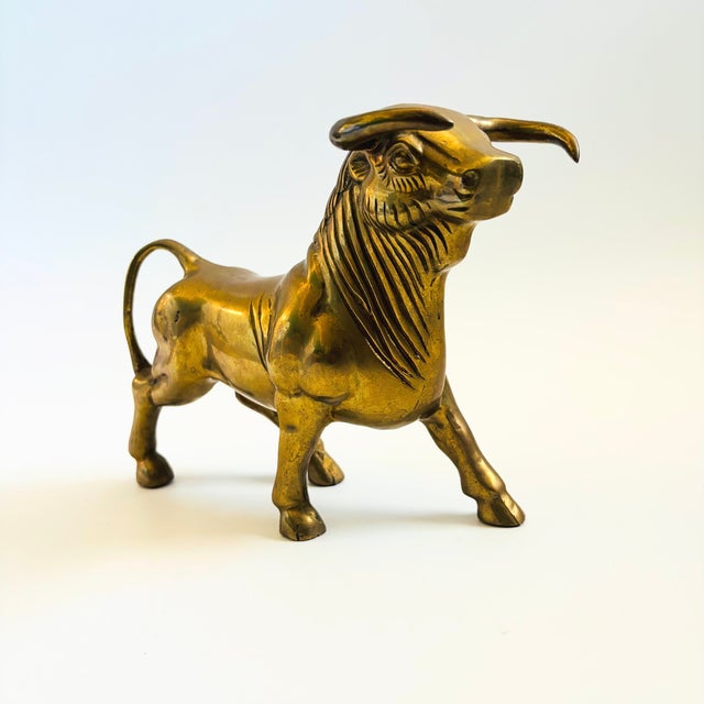 A large vintage brass bull statue. Beautiful detailing has been formed into the brass which has a lovely natural gold...