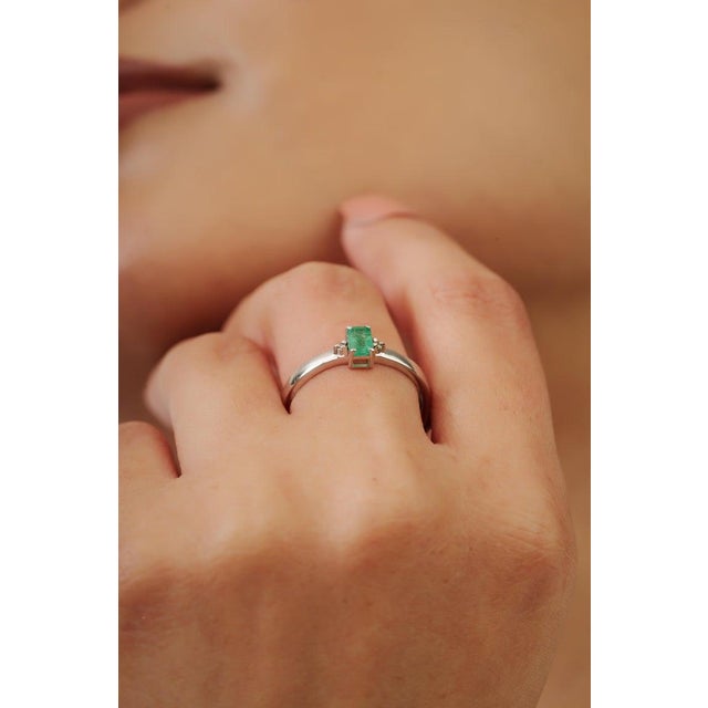 Metal Classic Emerald & Diamond Solitaire Ring in 925 Sterling Silver - Size 7 For Sale - Image 7 of 11