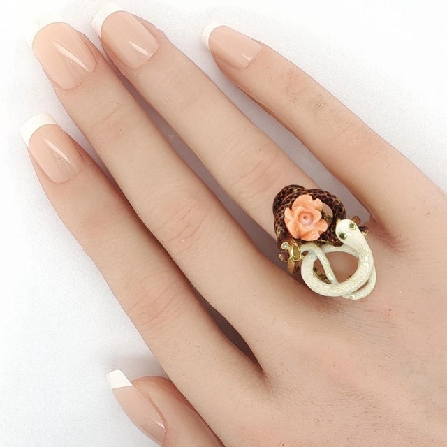 This impressive authentic vintage ring is crafted in solid 18k yellow gold and features a striking dual snake design with...