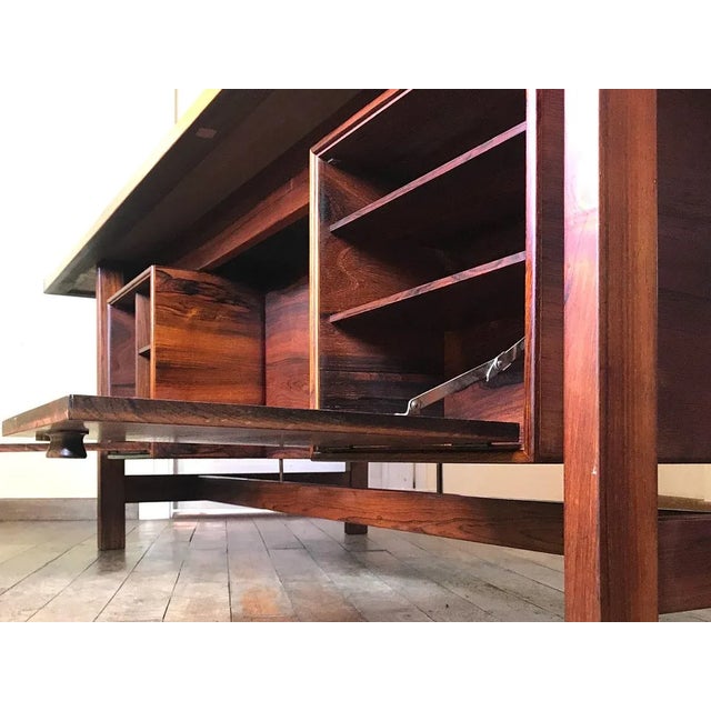 1960s Danish Rosewood Presidential Executive Desk with Floating Top from Sigurd Hansen, 1960s For Sale - Image 5 of 18