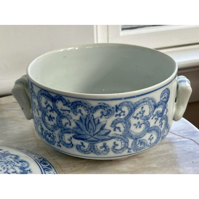 Blue and White Chinese Lidded Bowl For Sale In New York - Image 6 of 10