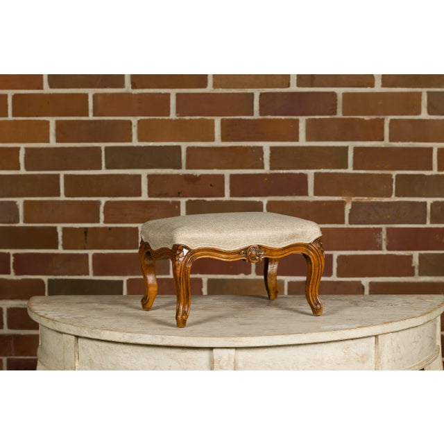 19th Century French Louis XV Style Walnut Footstool with Custom Linen Upholstery For Sale In Atlanta - Image 6 of 12