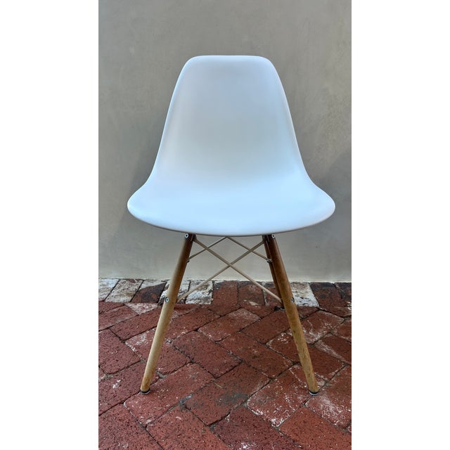 Mid-Century Modern Eames Molded Fiberglass Chair Set For Sale - Image 3 of 17