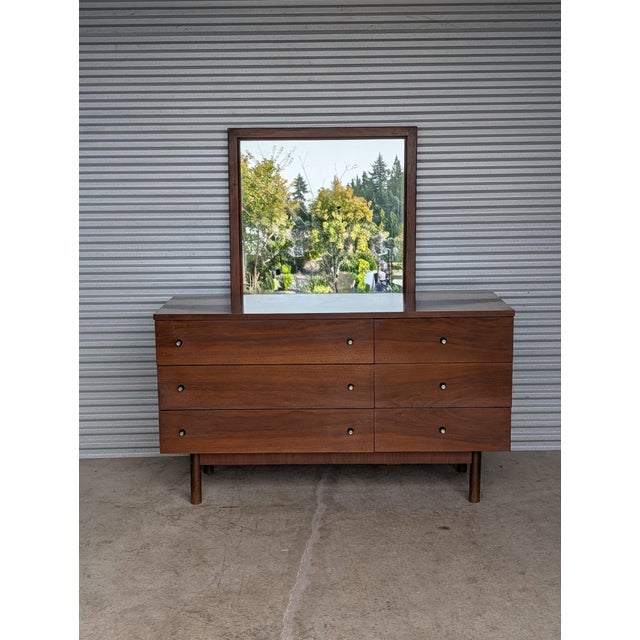 A lovely and complete Stanley Distinctive Furniture Mid Century Modern bedroom set of 5 pieces: - 6 drawer dresser with -...